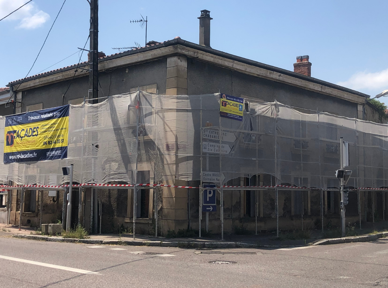 Enduit à la chaux sur maison en pisé
