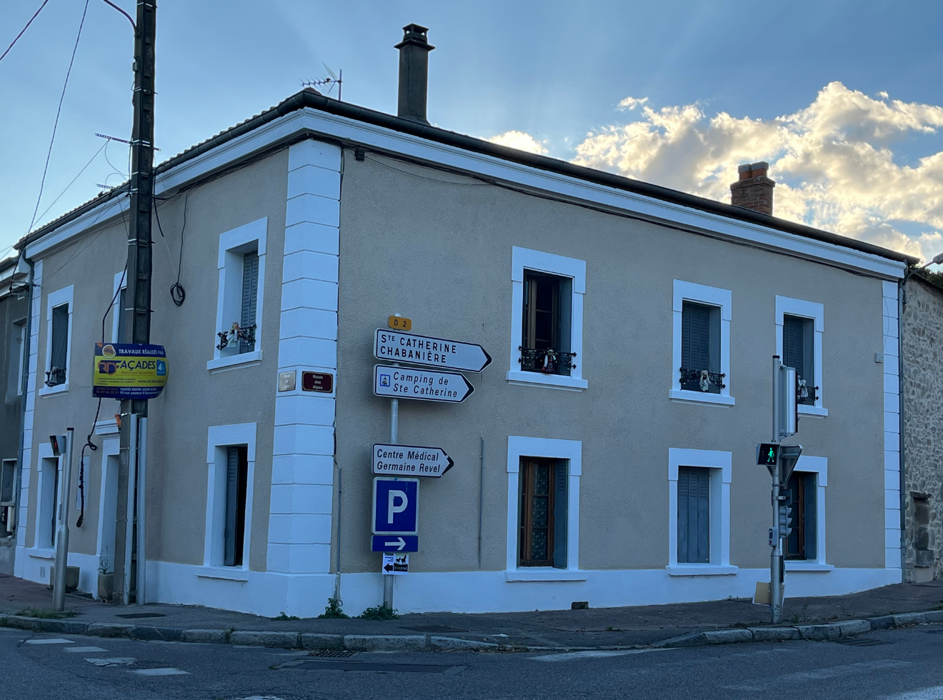 Enduit à la chaux sur maison en pisé