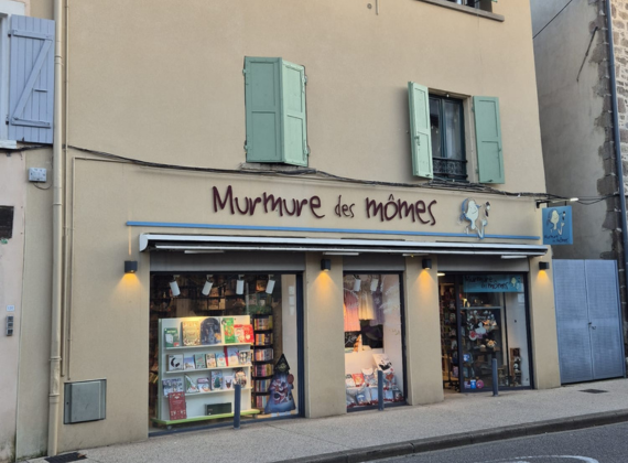 Enduit à la chaux sur maison en pisé